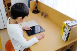 まなびwithとZ会徹底比較!小学生の通信教育にはどちらがおすすめ?