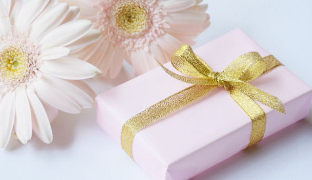 ピンクのガーベラとプレゼント