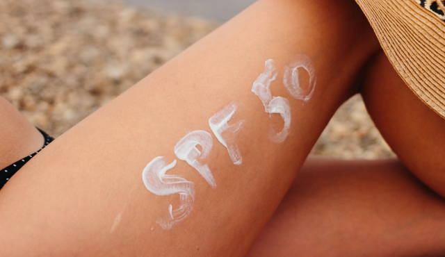 日焼け止めを塗る脚の画像