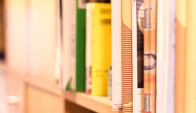 たくさんの本が並ぶ棚