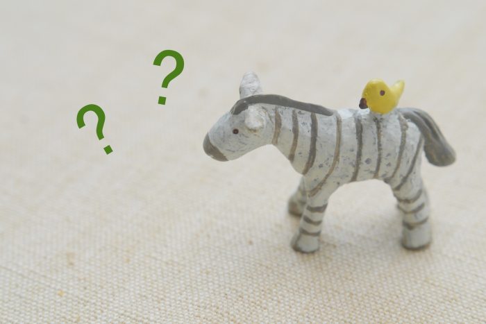 考えているシマウマのおもちゃの画像