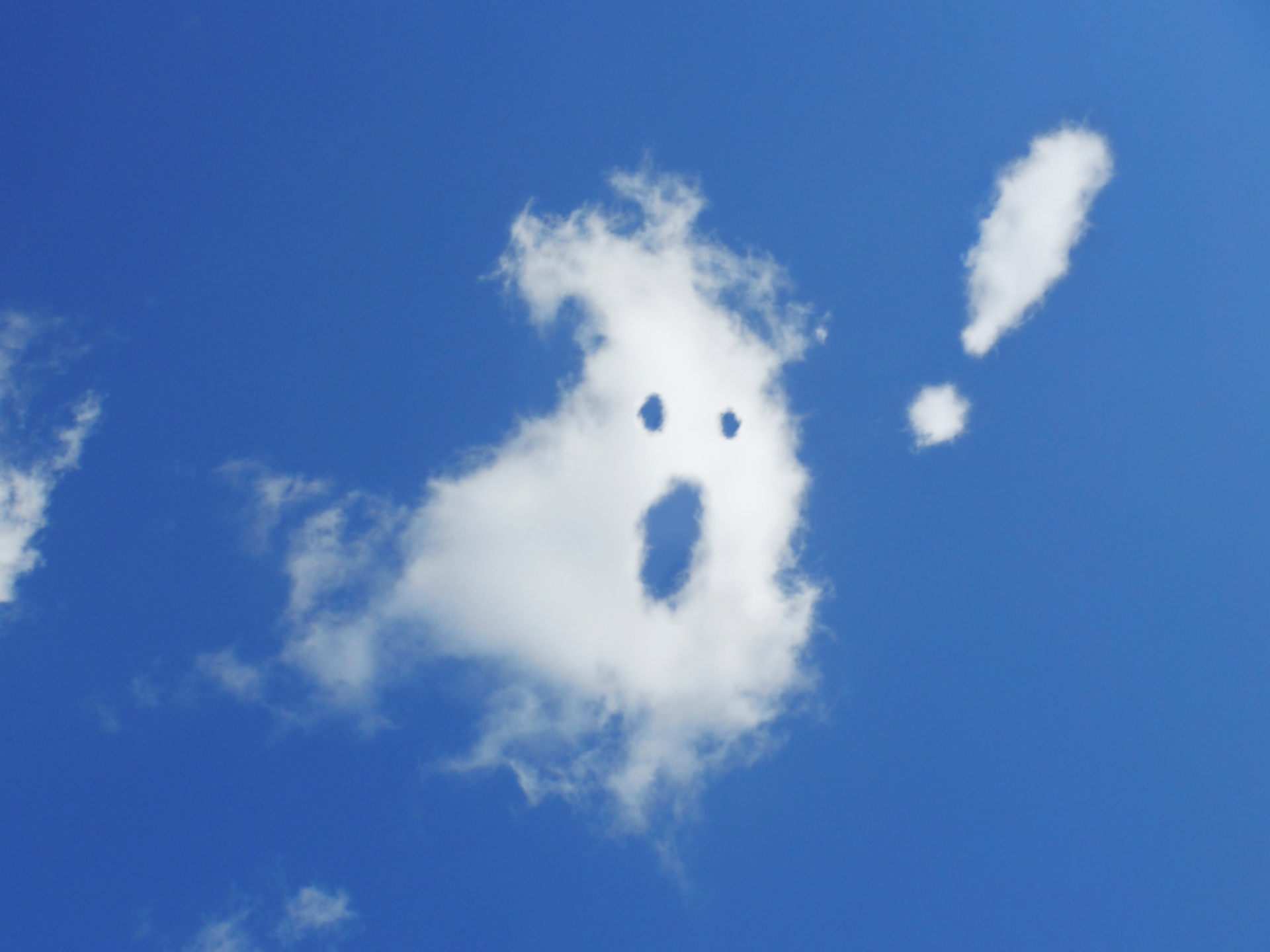 青空にびっくりマークの雲