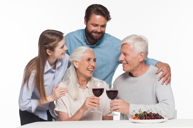 ワインで乾杯する両親と息子夫婦