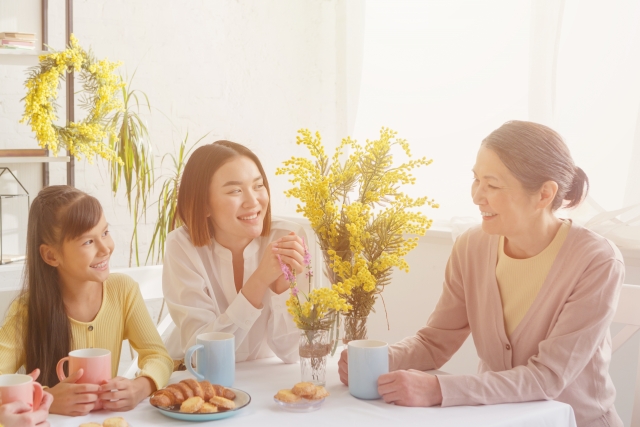 3世代でお茶をする女性